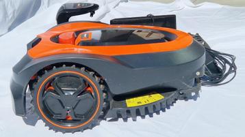 Robotgrasmaaier met basisstation beschikbaar voor biedingen