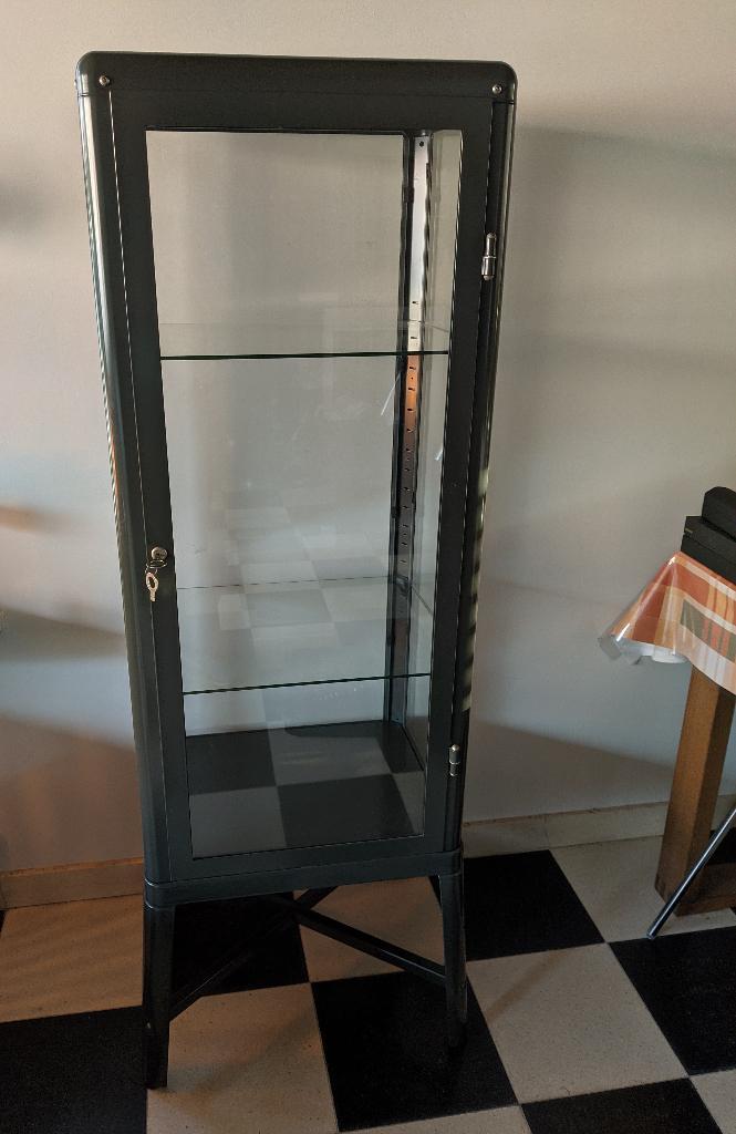 FABRIKÖR vitrinekast IKEA donkergrijs, Huis en Inrichting, Kasten | Vitrinekasten, Zo goed als nieuw, 100 tot 150 cm, 50 tot 100 cm