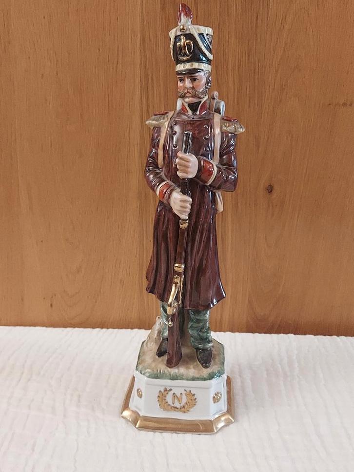 Porseleinen beeld – Napoleontische soldaat (Capodimonte), Verzamelen, Beelden en Beeldjes, Zo goed als nieuw, Mens, Ophalen of Verzenden