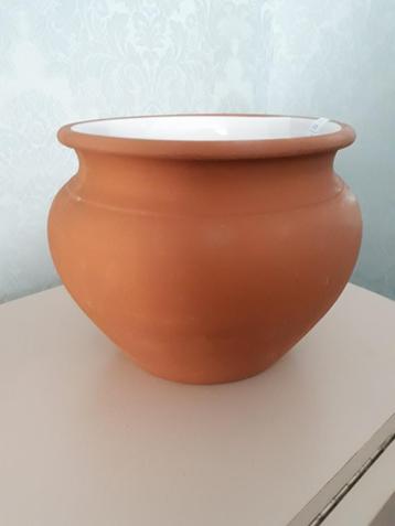 vintage terracotta pot bruin met witte binnenk. B:24 beschikbaar voor biedingen