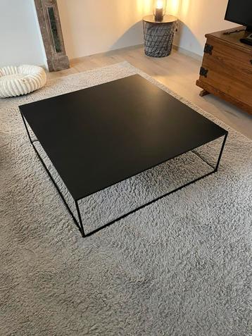 Zwarte salontafel beschikbaar voor biedingen