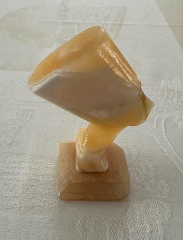 Nefertiti-buste in albast beschikbaar voor biedingen