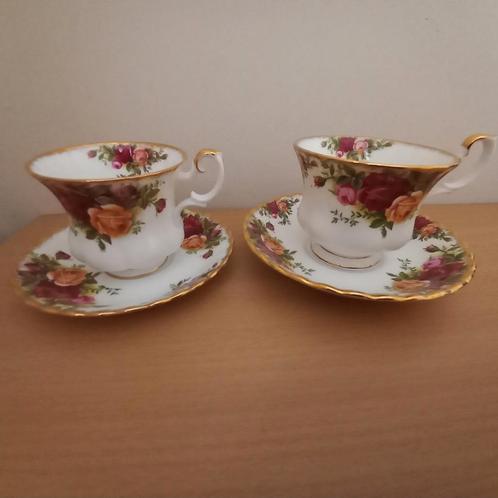 Set van 2 kop en schotels Royal Albert - old country roses, Verzamelen, Porselein, Kristal en Bestek, Zo goed als nieuw, Kop en/of schotel