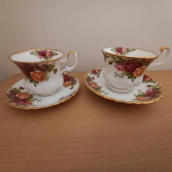 Set van 2 kop en schotels Royal Albert - old country roses, Verzamelen, Porselein, Kristal en Bestek, Zo goed als nieuw, Kop en/of schotel