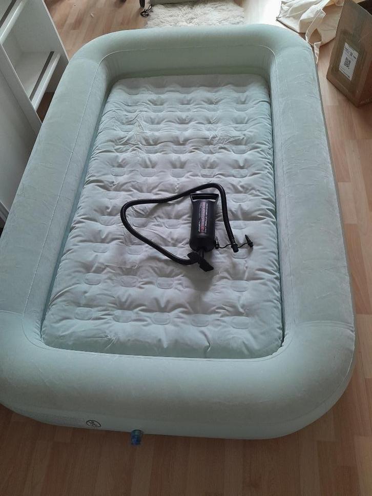 Opblaasbaar kinderbed, Caravans en Kamperen, Luchtbedden, Zo goed als nieuw, 1-persoons, Ophalen