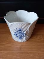 WITTE BLOEMPOT > MET BLAUWE BLOEM GEDECOREERD, Tuin en Terras, Ophalen of Verzenden, Zo goed als nieuw