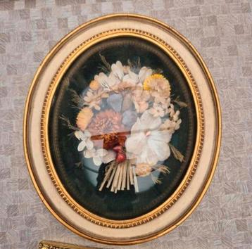 Vintage sierlijke ovale kader met droge bloemen erin  beschikbaar voor biedingen