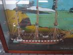 Modelboot in vitrine. Fregat Old Ironsides., Hobby en Vrije tijd, Modelbouw | Boten en Schepen, Ophalen, Gebruikt