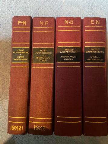 Woordenboeken te geef beschikbaar voor biedingen