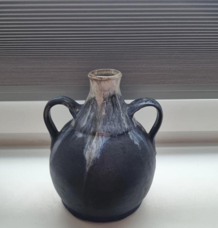 Vintage blauwe aardewerk 2 armige vaas, Huis en Inrichting, Woonaccessoires | Vazen, Gebruikt, Blauw, Minder dan 50 cm, Aardewerk of Porselein
