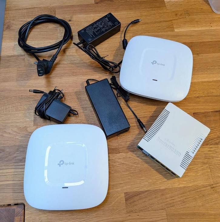 MikrotTik router met PoE en 2 AP's, Computers en Software, Routers en Modems, Zo goed als nieuw, Router, Ophalen of Verzenden