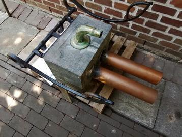 Antieke waterpomp in arduin uit 1750., Enlèvement, Comme neuf