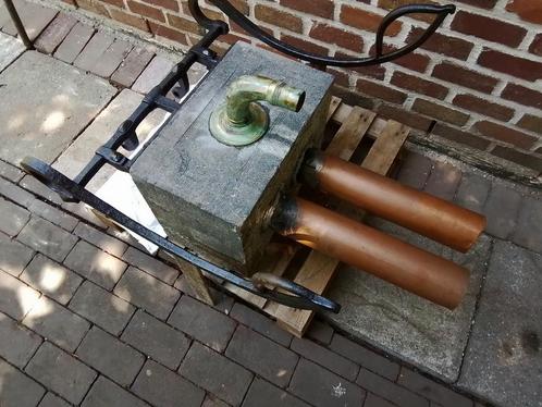 Antieke waterpomp in arduin uit 1750., Tuin en Terras, Tuinwanddecoratie, Zo goed als nieuw, Ophalen