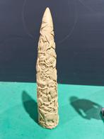 Ivorine slachtand met versieringen horen zien en zwijgen, Ophalen