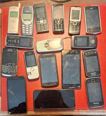 Set antieke telefoons beschikbaar voor biedingen
