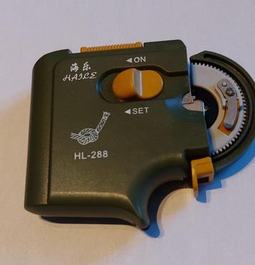 Toestel om haakjes aan visdraad te maken beschikbaar voor biedingen