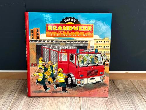 Flapjesboek ‘ Bij de brandweer ‘, Livres, Livres pour enfants | Jeunesse | Moins de 10 ans, Comme neuf, Enlèvement ou Envoi