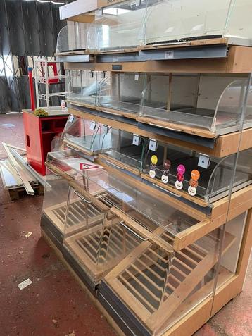 Broodstelling met verlichting beschikbaar voor biedingen