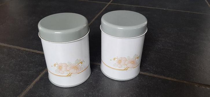 2 blikken dozen (bewaardoos) met een bloem + deksel, Huis en Inrichting, Woonaccessoires | Overige, Gebruikt, Ophalen of Verzenden