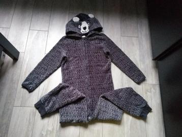 ★ M134/140 - Onesie beer beschikbaar voor biedingen