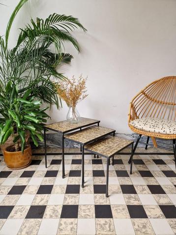 Vintage set van 3 seventies nesting bijzettafels | tafeltjes beschikbaar voor biedingen
