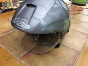 degelijke helm beschikbaar voor biedingen