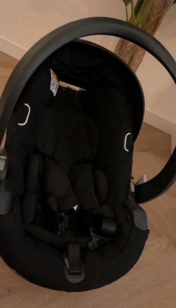 Maxi-cosi met adapters beschikbaar voor biedingen