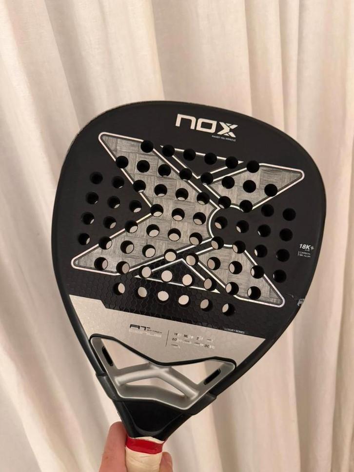 Padel Racket NOX AT10 Attack 18K 2024, Sports & Fitness, Padel, Utilisé, Raquette de padel, Enlèvement ou Envoi