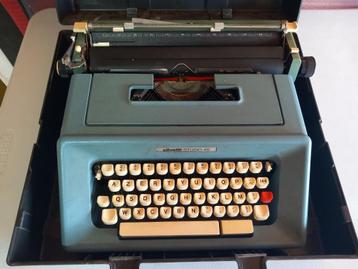 Vintage typmachine  beschikbaar voor biedingen