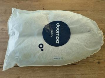Nieuw voedingskussen Doomoo Buddy lichtgrijs, Kinderen en Baby's, Ophalen, Nieuw, Voedingskussen