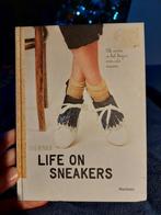 Boek: Life on sneakers van Evi Renaux, Autre, Enlèvement ou Envoi, Evi Renaux, Neuf
