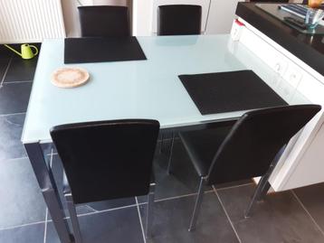 Keukentafel met 4 stoelen beschikbaar voor biedingen