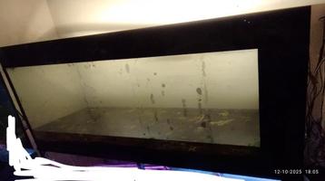 Gratis aquarium dat lekt 150x40x50cm, als terrarium nog ok beschikbaar voor biedingen
