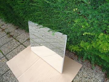 Nieuwe badkamerspiegel van 80 x 60 cm beschikbaar voor biedingen