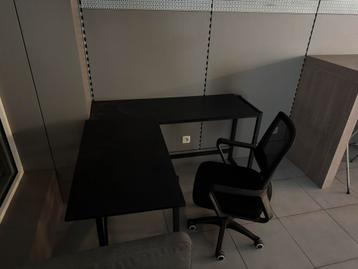 Bureau en bureaustoel beschikbaar voor biedingen