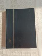 Postzegelalbum. 16 zwarte bladen en zwarte kaft. Dezittere., Postzegels en Munten, Ophalen of Verzenden, Verzamelalbum