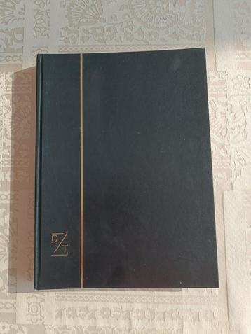 Postzegelalbum. 16 zwarte bladen en zwarte kaft. Dezittere.  beschikbaar voor biedingen