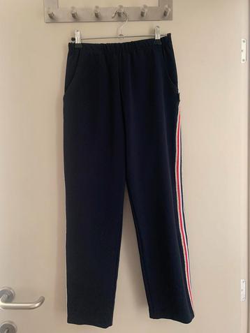 Geklede donkerblauwe broek beschikbaar voor biedingen