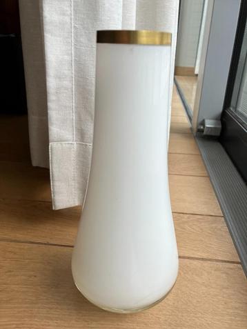 Vase en opaline à bord doré H=25cm disponible aux enchères