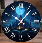 Ronde wandklok van hout Magisch Kasteel (25cm), Huis en Inrichting, Ophalen of Verzenden, Nieuw, Wandklok