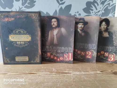 Deadwood - Seizoen 1 t/m 3 Nieuwstaat., CD & DVD, DVD | TV & Séries télévisées, Comme neuf, Action et Aventure, Coffret, À partir de 16 ans