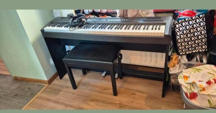 Piano avec son tabouret + son casque en superbe bon état., Musique & Instruments, Orgues, Enlèvement