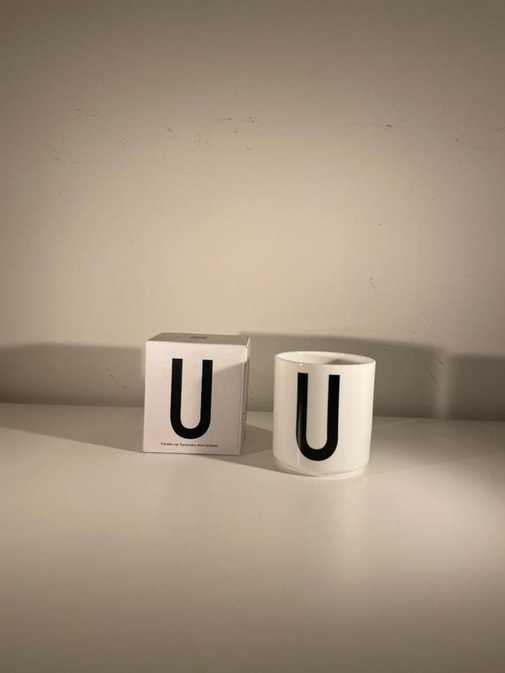 Tasse en porcelaine avec lettre U - Design Letters par Arne, Huis en Inrichting, Keuken | Servies, Nieuw, Kop(pen) en/of Schotel(s)
