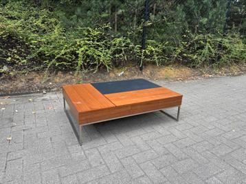 Moderne houten salontafel - uitklapbare bladen beschikbaar voor biedingen