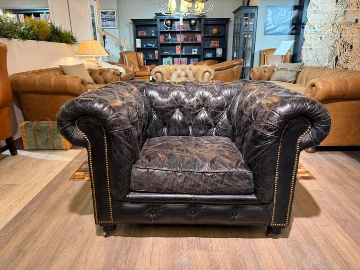 Stoere industriële Chesterfield clubfauteuil Vintage Zwart, Maison & Meubles, Fauteuils, Utilisé, Enlèvement ou Envoi