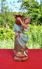 statuette porte bouquet femme porteuse d'eau (1), Enlèvement ou Envoi, Statue biscuit
