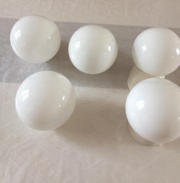 Set van 5 witte ondoorzichtige glazen bollen om op te schroe beschikbaar voor biedingen