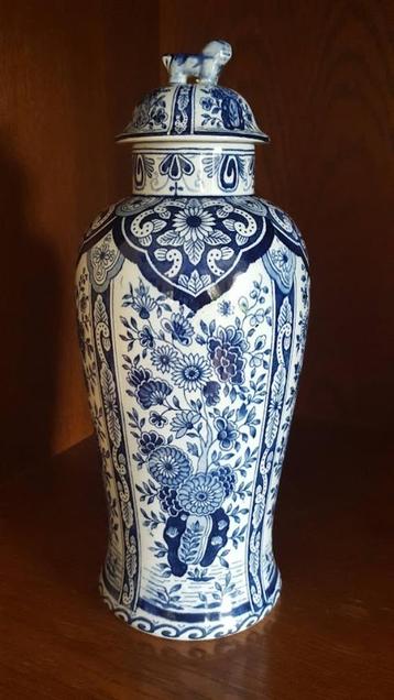 Vase couvert signé Delft/B  Hauteur 32 cm  Motifs Floraux
