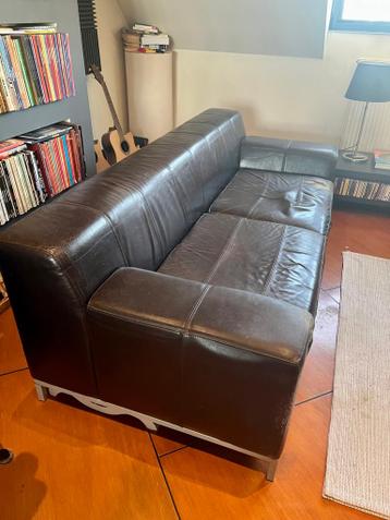 OM TE DONEREN Donkerbruine leren bank en dagbed