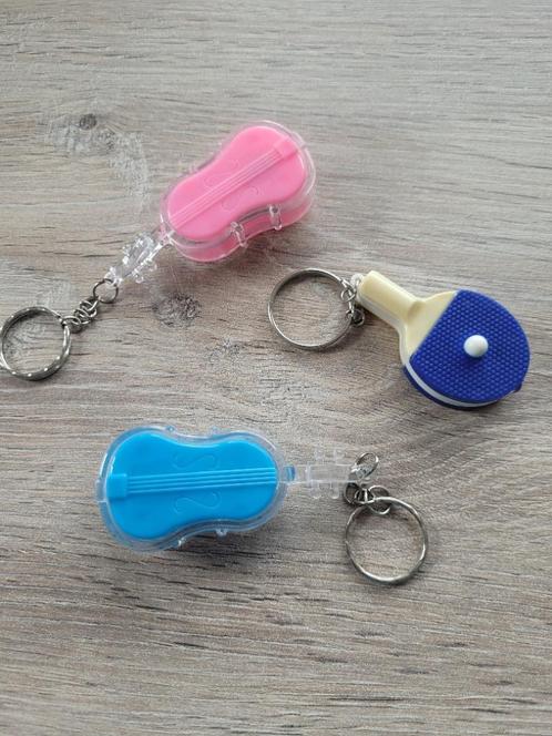 3 sleutelhangers met lichtje (2xviool 1xping pong pallet), Collections, Porte-clés, Comme neuf, Autres types, Enlèvement ou Envoi
